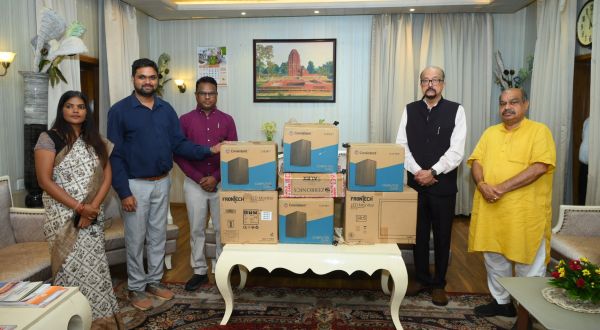 डिजिटल शिक्षा को बढ़ावा: राज्यपाल के स्वेच्छानुदान से बस्तर के स्कूल को मिले 10 कंप्यूटर