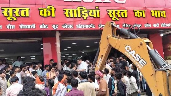 पंडरी कपड़ा मार्केट में निगम ने की कार्रवाई, सबसे पुराने प्रकाश होजियरी होलसेल दुकान से हटाया अवैध कब्जा