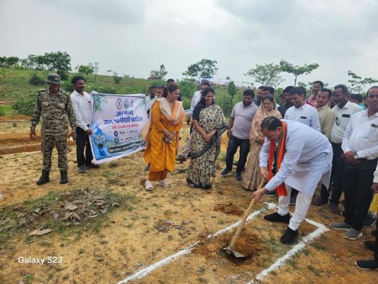 मंत्री श्याम बिहारी जायसवाल ने &lsquo;मोर गांव-मोर पानी&rsquo; अभियान एवं &lsquo;एक पेड़ मां के नाम&rsquo; कार्यक्रम का किया शुभारंभ