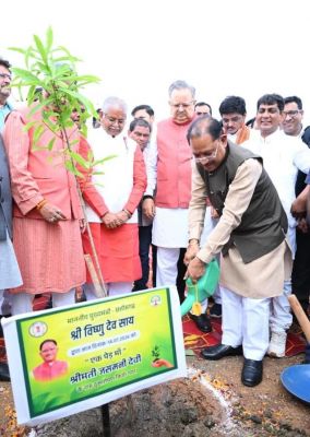 विधानसभा परिसर में 'एक पेड़ मां के नाम 3.0' अभियान के तहत मुख्यमंत्री और विधानसभा अध्यक्ष ने लगाया रुद्राक्ष का पौधा