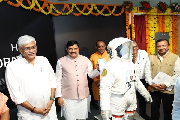 मुख्यमंत्री डॉ. मोहन यादव और केंद्रीय मंत्री गजेंद्र सिंह शेखावत ने किया अंतरिक्ष अन्वेषण दीर्घा का शुभारंभ