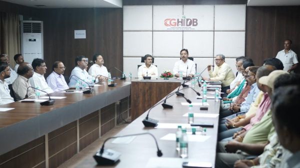 गृह निर्माण मंडल की समीक्षा बैठक, गुणवत्ता और समयबद्ध निर्माण पर जोर