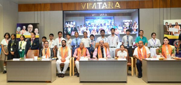 मेधावी विद्यार्थियों का सम्मान, राज्यपाल बोले&mdash; मेहनत, लगन और संकल्प ही तय करते हैं भविष्य