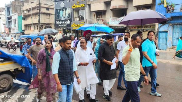 स्मार्ट मीटर और बढ़े बिजली बिल के खिलाफ कांग्रेस का जन अभियान, घर-घर बांटे आवेदन फॉर्म