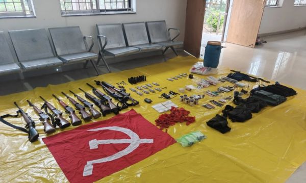 नारायणपुर में नक्सलियों का बड़ा हथियार डंप बरामद, रायफल-लॉन्चर समेत इलेक्ट्रॉनिक डिवाइस जब्त