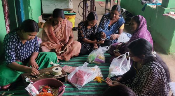 रायगढ़ में स्व-सहायता समूह की महिलाओं की अनूठी पहल, बीज राखियां बनकर देंगी पर्यावरण संरक्षण का संदेश