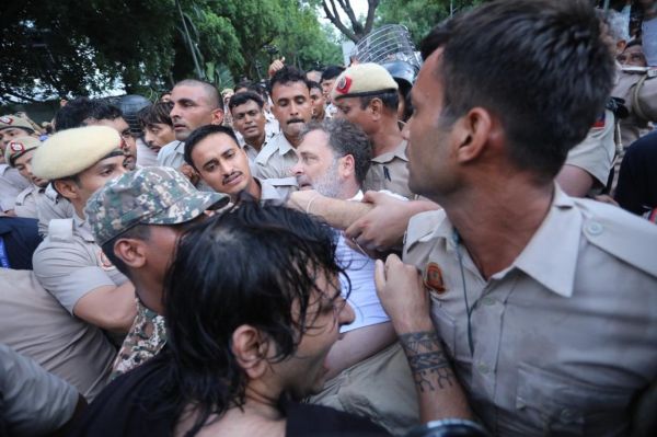 दिल्ली में कांग्रेस नेताओं की हिरासत का रायपुर में विरोध, सड़क पर उतरे कार्यकर्ता