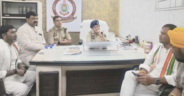 राजीव भवन विवाद: FIR के विरोध में खम्हारडीह थाने के बाहर कांग्रेस का धरना, भाजपा नेताओं पर भी केस की मांग