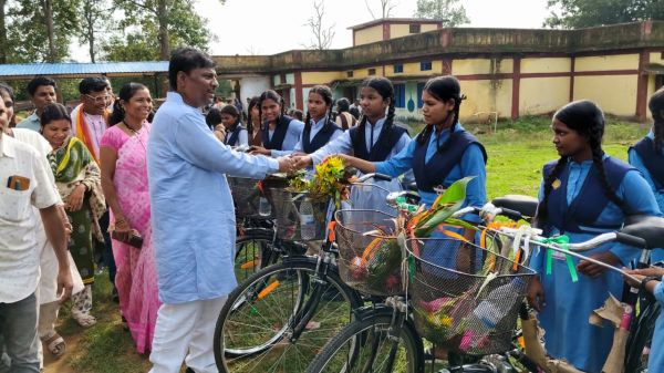कोंडागांव में 238 छात्राओं को मिली निःशुल्क सरस्वती साइकिल, मंत्री केदार कश्यप ने किया वितरण