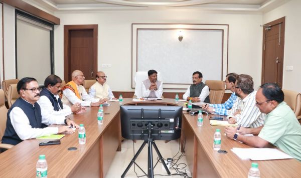 अपैक्स बैंक एवं जिला सहकारी बैंकों के अध्यक्षों के साथ मंत्री केदार कश्यप ने की उच्चस्तरीय समीक्षा बैठक