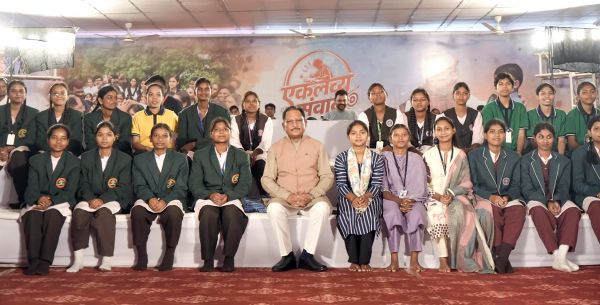 जनजातीय प्रतिभाओं के सपनों को नई उड़ान: मुख्यमंत्री साय ने नीट सफल विद्यार्थियों से किया आत्मीय संवाद