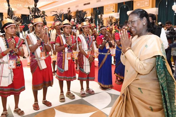 राष्ट्रपति भवन के विशेष अतिथि बने बस्तर के मांझी-चालकी : बस्तर पंडुम-2026 के विजेताओं और जनजातीय प्रतिनिधियों का हुआ विशेष सम्मान