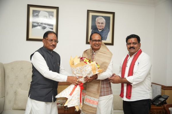 केंद्रीय मंत्री शिवराज चौहान से मिले सीएम साय, बस्तर के दुर्गम गांवों के लिए सड़क योजना में छूट की मांग