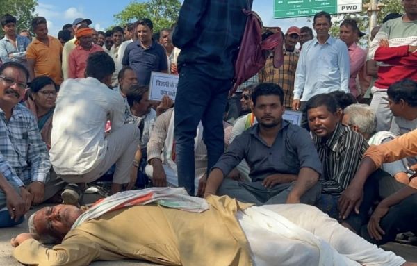 खैरागढ़ में कांग्रेस का शक्ति प्रदर्शन, तीन मांगों को लेकर मुख्य मार्ग पर किया चक्काजाम
