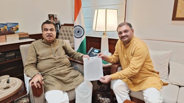 केंद्रीय मंत्री नितिन गडकरी से मिले सांसद संतोष पांडेय, कवर्धा-सिमगा फोरलेन, बायपास और सड़क चौड़ीकरण की रखी मांग
