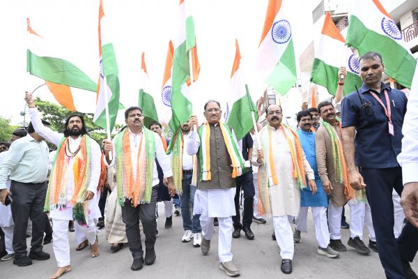 मुख्यमंत्री साय ने हाथ में तिरंगा थामकर किया भव्य तिरंगा यात्रा का नेतृत्व, कहा - 140 करोड़ भारतीयों को एक सूत्र में बांधता है तिरंगा