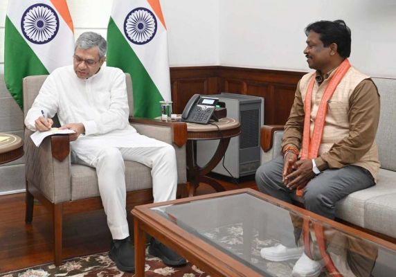 बस्तर की 800 साल पुरानी विरासत देश-दुनिया तक पहुंचाने की पहल, केंद्रीय मंत्री से मिले सांसद कश्यप