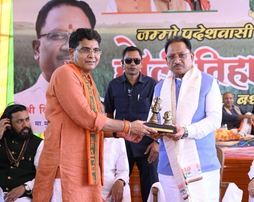 हरेली के पावन अवसर पर राजस्व मंत्री श्री टंकराम वर्मा के नवीन शासकीय आवास के गृह प्रवेश कार्यक्रम में शामिल हुए मुख्यमंत्री विष्णुदेव साय