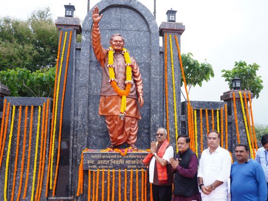 अटल बिहारी वाजपेयी के विचार और आदर्श सदैव राष्ट्रसेवा की प्रेरणा देते रहेंगे : सांसद बृजमोहन अग्रवाल