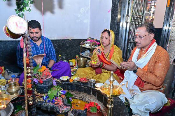 CM साय ने फलेश्वरनाथ महादेव का किया अभिषेक, छत्तीसगढ़ की खुशहाली के लिए मांगा आशीर्वाद