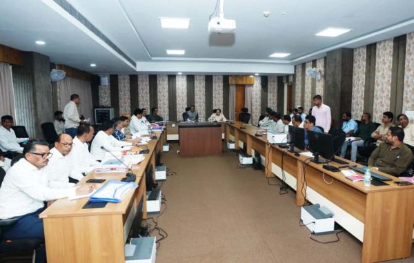 PWD सचिव ने ली अधिकारियों-ठेकेदारों की बैठक: सड़कों और पुल-पुलियों के काम दिसंबर तक पूरा करने के निर्देश