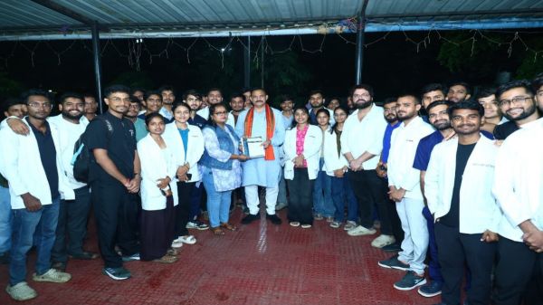 इंटर्न डॉक्टरों की हड़ताल 30 अगस्त तक स्थगित, स्टाइपेंड ₹15,900 से बढ़कर ₹25 हजार होने का मिला आश्वासन