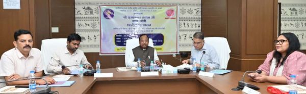 एकलव्य विद्यालयों की शैक्षणिक गुणवत्ता और सुविधाओं की मंत्री राम विचार नेताम ने की समीक्षा