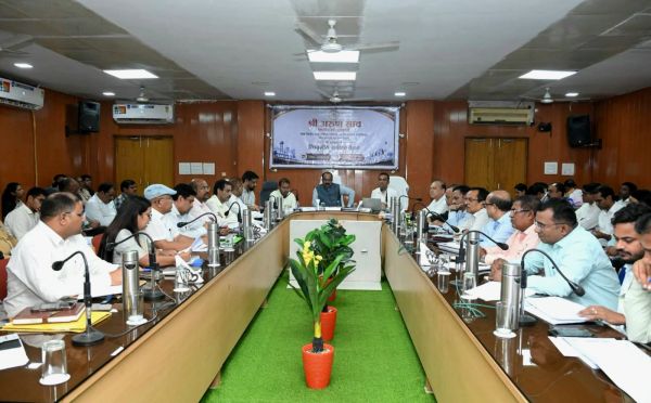 उप मुख्यमंत्री अरुण साव ने विकास कार्यों और योजनाओं के क्रियान्वयन की समीक्षा की, धीमी प्रगति पर जताई नाराजगी
