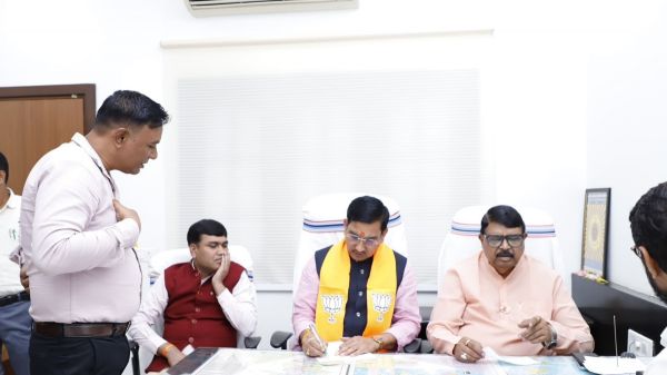 केंद्रीय राज्यमंत्री तोखन साहू का कार्यकर्ताओं से संवाद: समस्याओं को सुनकर किया निराकरण