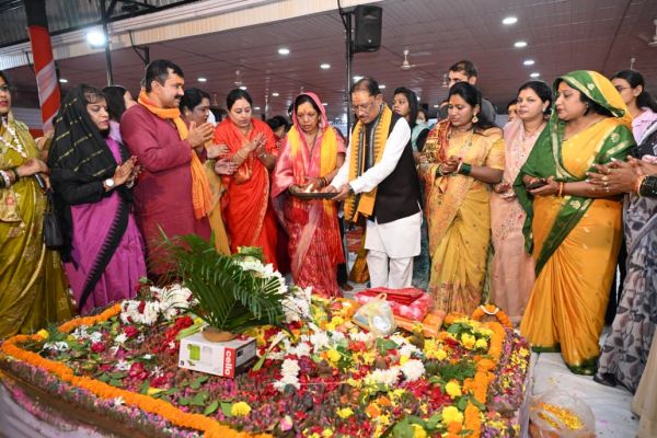 श्रावण मास में मुख्यमंत्री विष्णुदेव साय ने सपरिवार किया रुद्राभिषेक