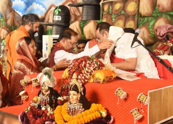 मुख्यमंत्री विष्णुदेव साय सपत्नीक शिव महापुराण कथा में हुए शामिल, व्यासपीठ की पूजा-अर्चना कर प्रदेशवासियों के कल्याण की कामना की