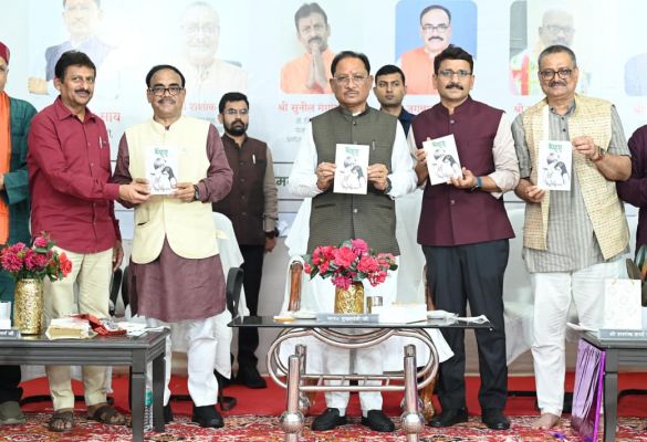 मुख्यमंत्री ने युवा साहित्यकार करुणा सागर पण्डा के उपन्यास &lsquo;कोहरा&rsquo; का किया विमोचन