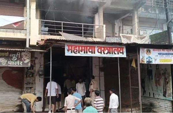 कसडोल में महामाया क्लाथ स्टोर में भीषण आग, लाखों के कपड़े जलकर राख
