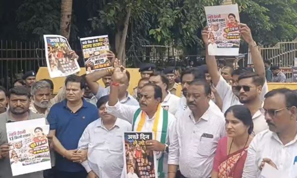 महंगाई के खिलाफ सड़क पर उतरी कांग्रेस, खाद्य विभाग कार्यालय के बाहर जमकर नारेबाजी की