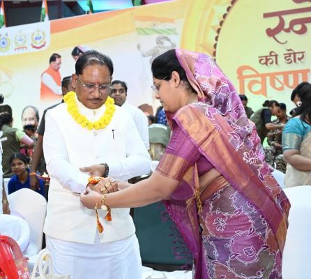 शहीद उपनिरीक्षक युगल किशोर वर्मा की धर्मपत्नी माधुरी वर्मा ने मुख्यमंत्री की कलाई पर बांधी राखी, भावुक हुए सीएम साय
