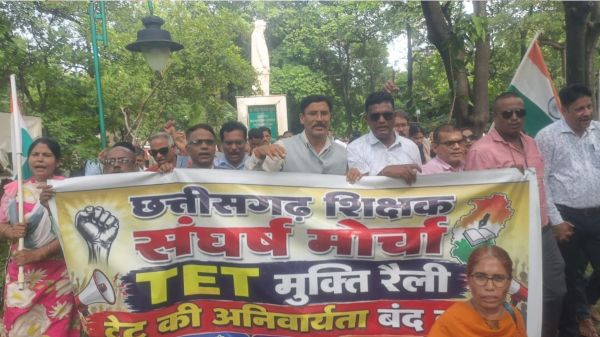 बारिश के बीच शिक्षकों ने भरी हुंकार, TET मुक्ति रैली निकाल कलेक्टरों को सौंपा ज्ञापन