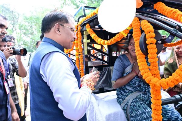 मुख्यमंत्री ने &lsquo;जशपुर एक्सप्रेस&rsquo; योजना का किया शुभारंभ, रक्षाबंधन पर &lsquo;विष्णु भैया&rsquo; ने 50 बहनों को दिया आत्मनिर्भरता का उपहार