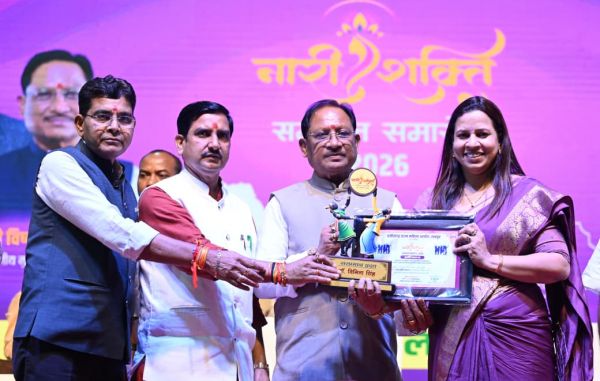 नारी शक्ति सम्मान समारोह में विभिन्न क्षेत्रों में उत्कृष्ट योगदान देने वाली महिलाओं का मुख्यमंत्री ने किया सम्मान