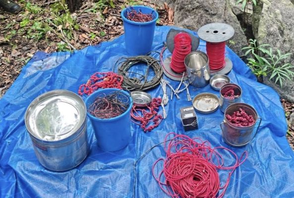 सुकमा में नक्सलियों के छिपाए डंप का भंडाफोड़, 8 किलो के दो टिफिन बम समेत भारी मात्रा में विस्फोटक बरामद