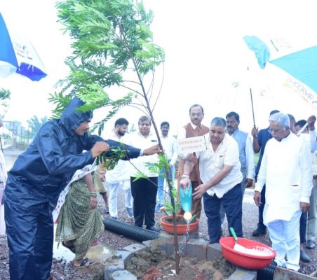 &lsquo;एक पेड़ माँ के नाम&rsquo; अभियान के तहत मंत्री राजेश अग्रवाल ने किया पौधरोपण, बोले- हरियाली बढ़ाना हम सभी की सामूहिक जिम्मेदारी