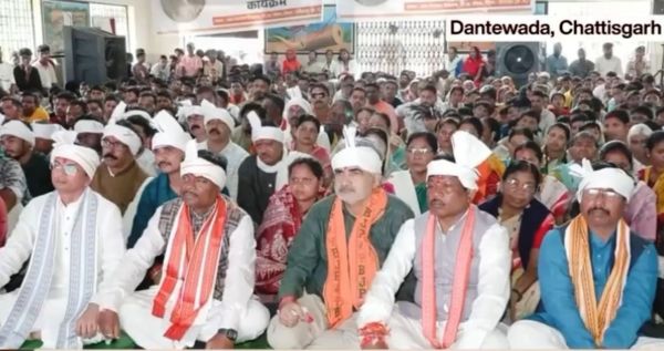 नक्सलवाद के खात्मे के बाद बदली बस्तर की तस्वीर, छिंदनार में पहली बार ग्रामीणों ने सुनी &lsquo;मन की बात&rsquo;