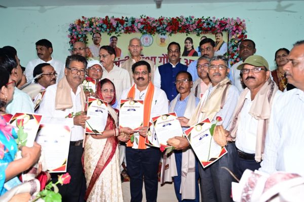 उपमुख्यमंत्री विजय शर्मा ने अपने गुरुजनों का किया सम्मान, चरण स्पर्श कर लिया आशीर्वाद