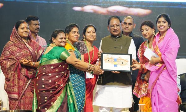 बहतराई स्टेडियम में गूंजा तीजा तिहार का उल्लास, मुख्यमंत्री विष्णु देव साय ने बहनों संग साझा की पर्व की खुशियां