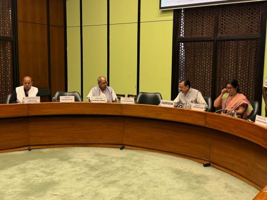 किसानों की खुशहाली-सस्ती स्वास्थ्य सुविधाओं को बढ़ाने पर केंद्र सरकार की योजनाओं का प्रभावी क्रियान्वयन जरूरी: सांसद बृजमोहन अग्रवाल