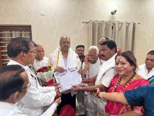 अखिल भारतीय सतनामी महासभा के राष्ट्रीय अध्यक्ष राजमहंत दसेराम खाण्डे के नेतृत्व में प्रतिनिधिमंडल ने सांसद बृजमोहन अग्रवाल से की मुलाकात