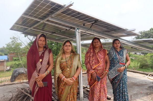 ग्रामीण महिलाओं को मिला रोजगार का नया रास्ता, सोलर दीदी बनकर घरों में लगा रहीं सोलर सिस्टम