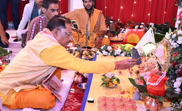 मुख्यमंत्री निवास में विराजे भगवान गणेश, सीएम साय ने परिवारजनों के साथ विधि-विधान से की गणपति की स्थापना और पूजा-अर्चना