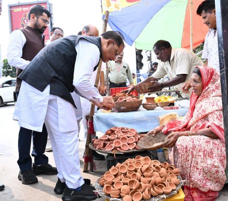 सड़क किनारे पसरे पर अचानक पहुंचे मुख्यमंत्री विष्णु देव साय, मीरा के पसरे से खरीदा &lsquo;आशीर्वाद का दीया&rsquo;