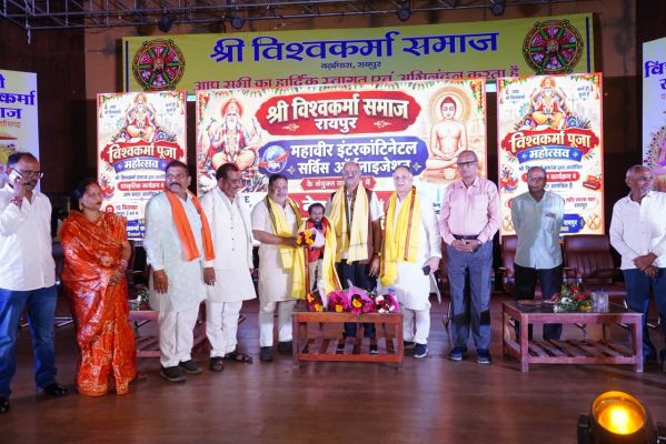 पांच दिवसीय विश्वकर्मा जयंती महोत्सव के दूसरे दिन शामिल हुए रायपुर सांसद बृजमोहन अग्रवाल
