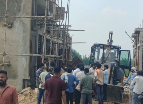 बिना नक्शे के निर्माण पर सख्ती, रावतपुरा फेस-2 में निगम ने शुरू की बुलडोजर कार्रवाई